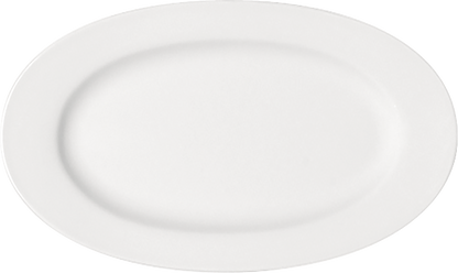 Weißer rechteckiger Porzellanteller.