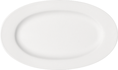 Weißer Porzellanteller, seitliche Ansicht.