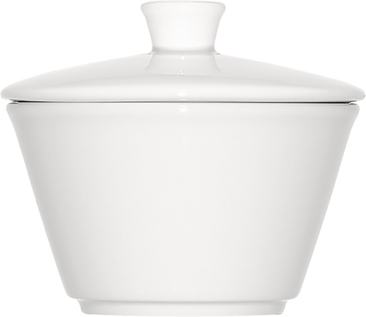 Weiße Porzellanschüssel mit Deckel.