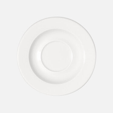 Weißer Teller auf grauem Hintergrund.