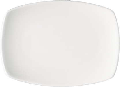 Weißer, länglicher Teller seitlich.