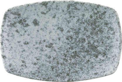 Weißer, länglicher Teller seitlich.