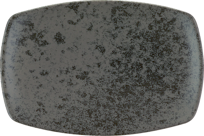 Weißer, länglicher Teller seitlich.