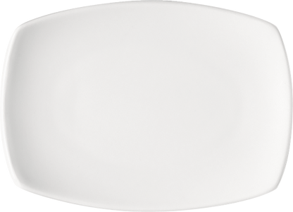 Weißer, länglicher Porzellanteller seitlich.