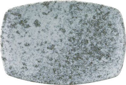 Weißer, länglicher Teller, seitlich.