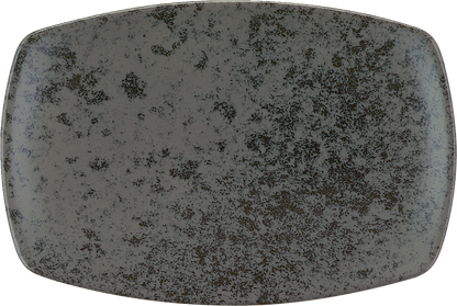 Weißer, länglicher Porzellanteller seitlich.