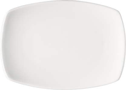 Weißer, länglicher Porzellanteller seitlich.