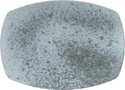 Weißer, länglicher Porzellanteller seitlich.