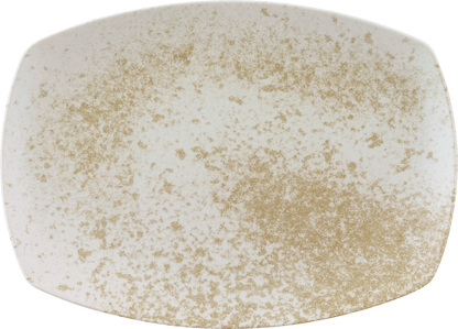 Weißer, länglicher Teller, seitliche Ansicht.