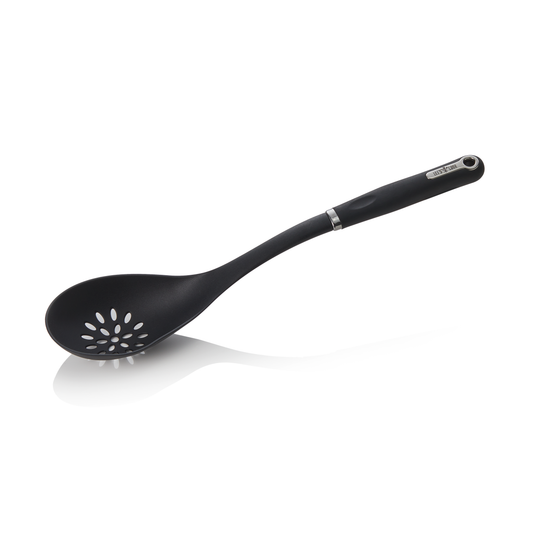 Schwarzer Schaumlöffel mit Löchern.