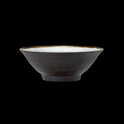 Keramikschüssel auf schwarzem Hintergrund.