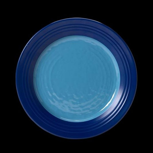 Blauer Teller auf schwarzem Hintergrund.