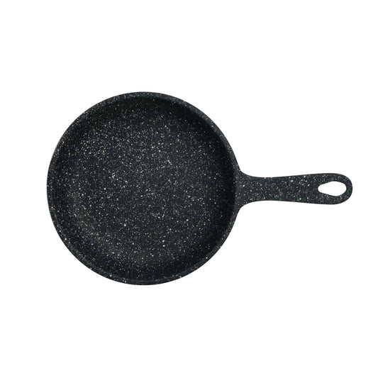 Schwarze Bratpfanne mit Griff.