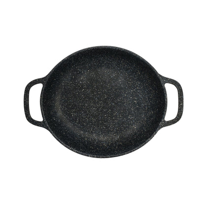 Schwarze Pfanne mit zwei Griffen.
