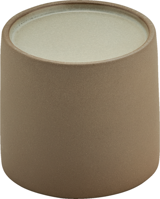 Brauner Becher, minimalistisch, schlicht.