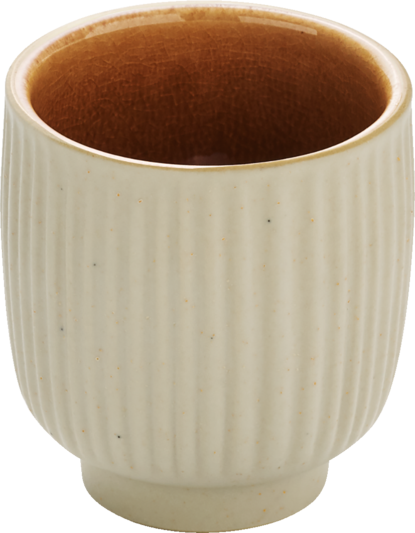 Beige, gerippter Keramikbecher, innen braun.
