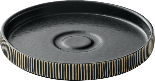 Schwarze Untertasse mit Reliefmuster.