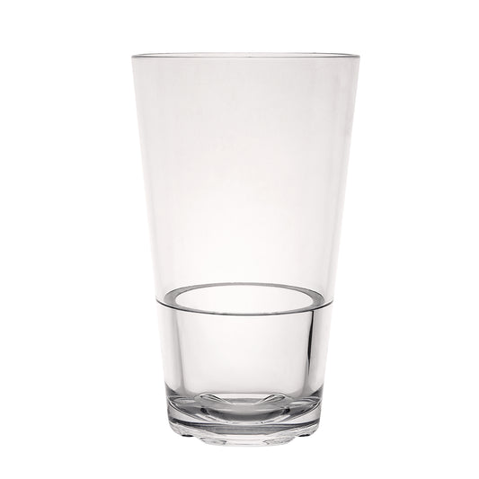 Leeres Trinkglas auf weißem Hintergrund.