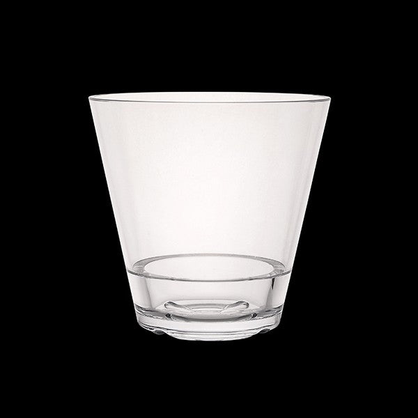 Leeres Glas auf schwarzem Hintergrund.