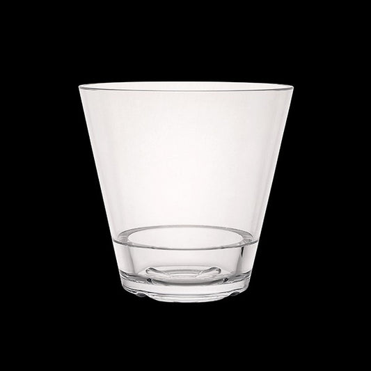 Leeres Glas auf schwarzem Hintergrund.