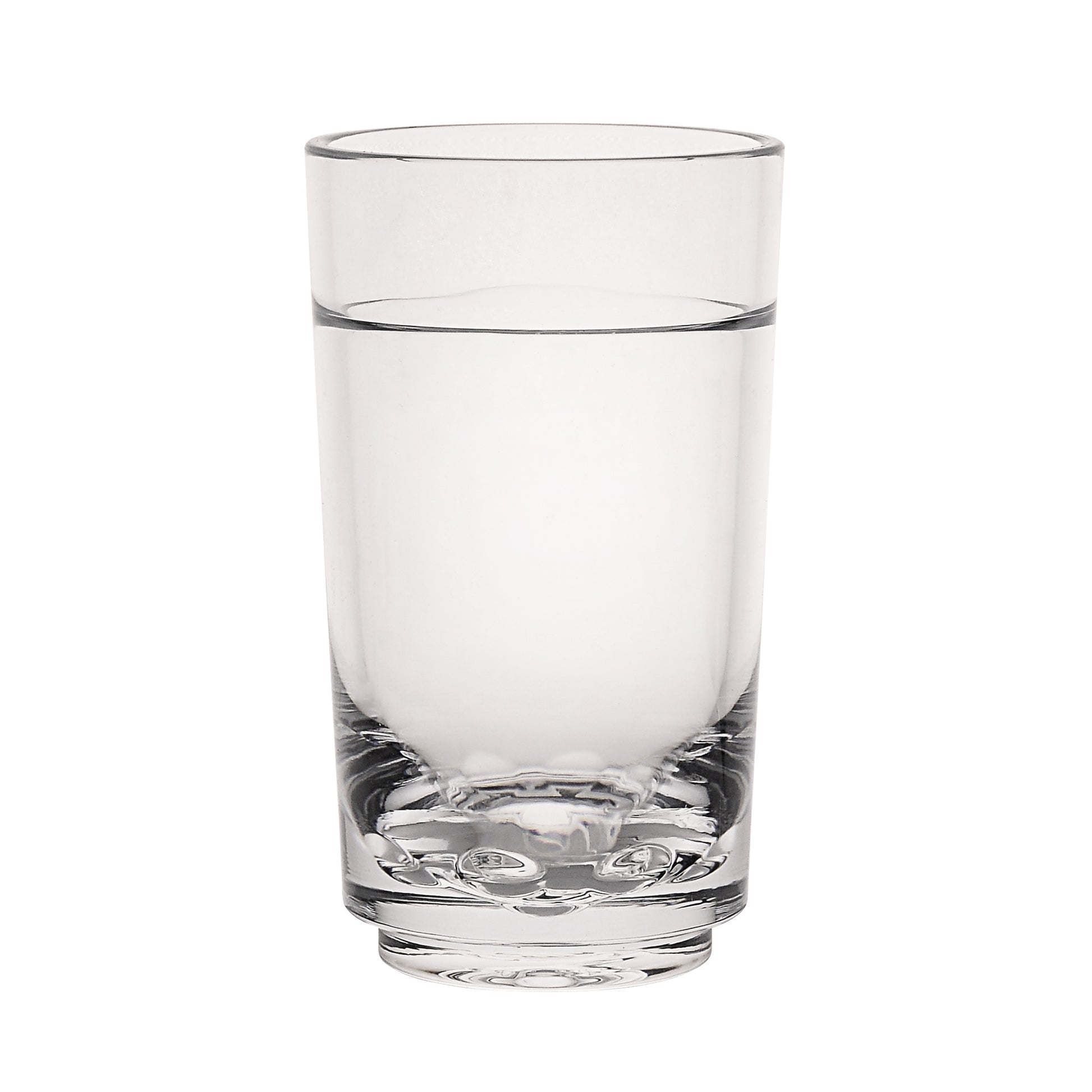 Ein Glas Wasser auf Weiß.