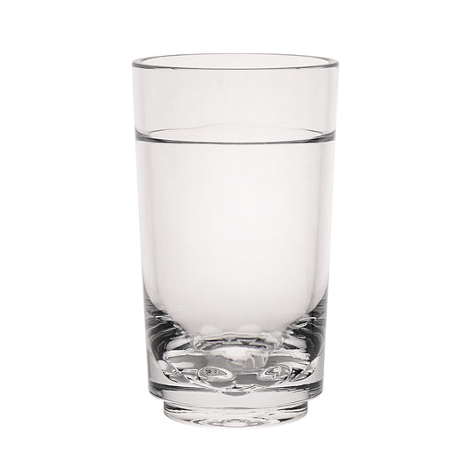 Ein Glas Wasser auf Weiß.