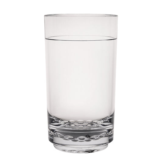 Ein Glas Wasser auf Weiß.