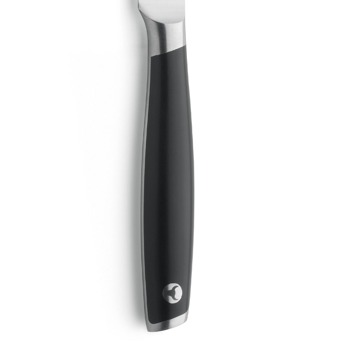 Schwarzes Steakmesser auf weißem Hintergrund.