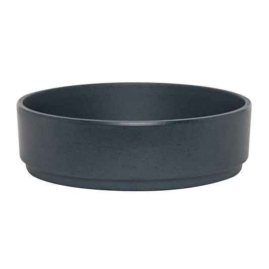 Dunkle, runde, flache Schale.