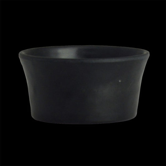Schwarze Schale auf schwarzem Hintergrund.