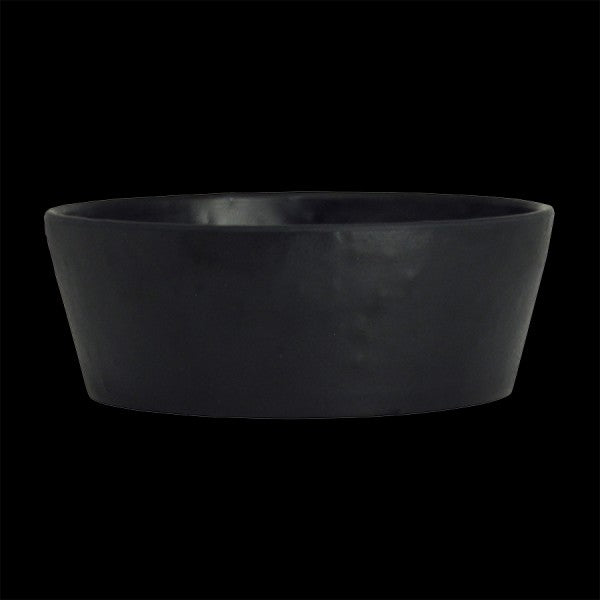 Schwarze Schüssel auf schwarzem Hintergrund.