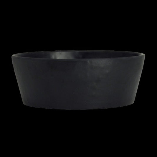 Schwarze Schüssel auf schwarzem Hintergrund.