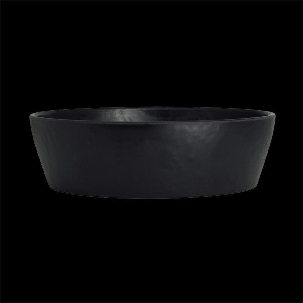 Schwarze Schüssel auf schwarzem Hintergrund.