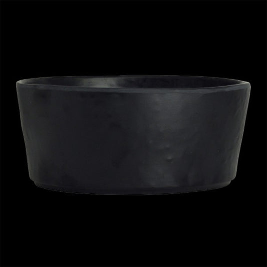 Schwarze Schüssel auf schwarzem Hintergrund.
