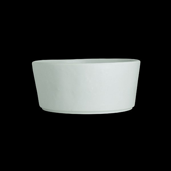 Weiße Schüssel auf schwarzem Hintergrund.