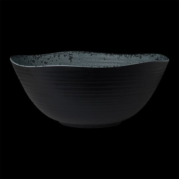 Schwarze Schüssel vor schwarzem Hintergrund.