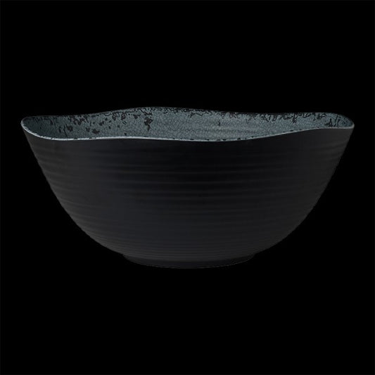 Schwarze Schüssel vor schwarzem Hintergrund.