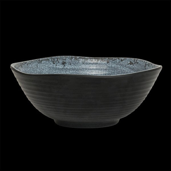 Schwarze Schüssel mit blauer Innenseite.