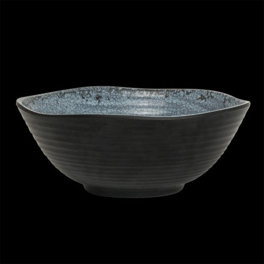 Schwarze Schüssel mit blauer Innenseite.