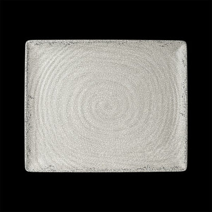 Quadratischer, strukturierter, grauer Teller.