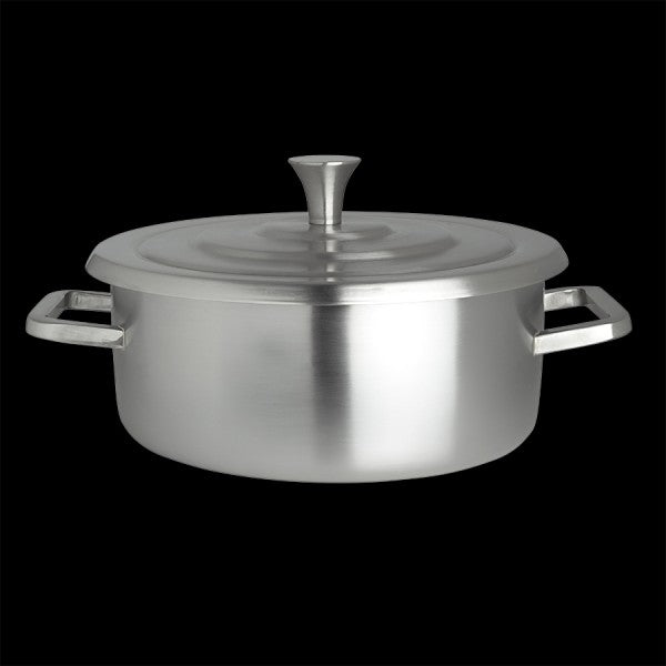 Silberner Kochtopf mit Deckel.