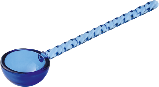 Blaue Löffel mit Mustergriff.
