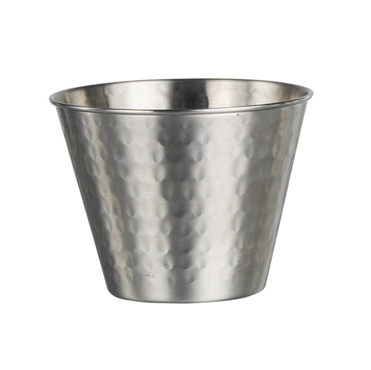 Metallbecher mit gehämmerter Oberfläche.