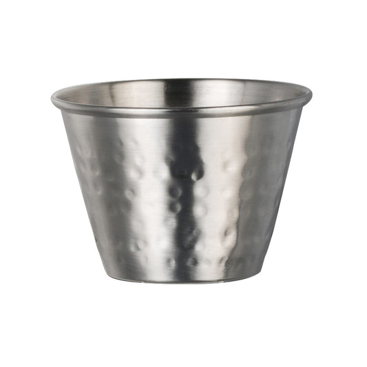 Metallbecher mit gehämmerter Oberfläche.