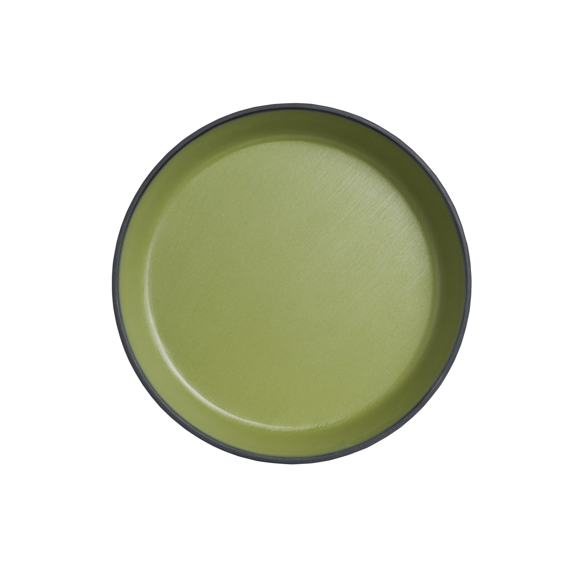 Grüner Teller auf weißem Hintergrund.