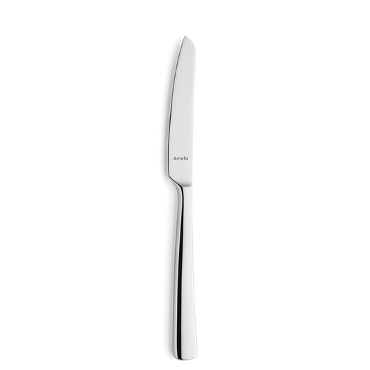 Silbernes Messer auf weißem Hintergrund.