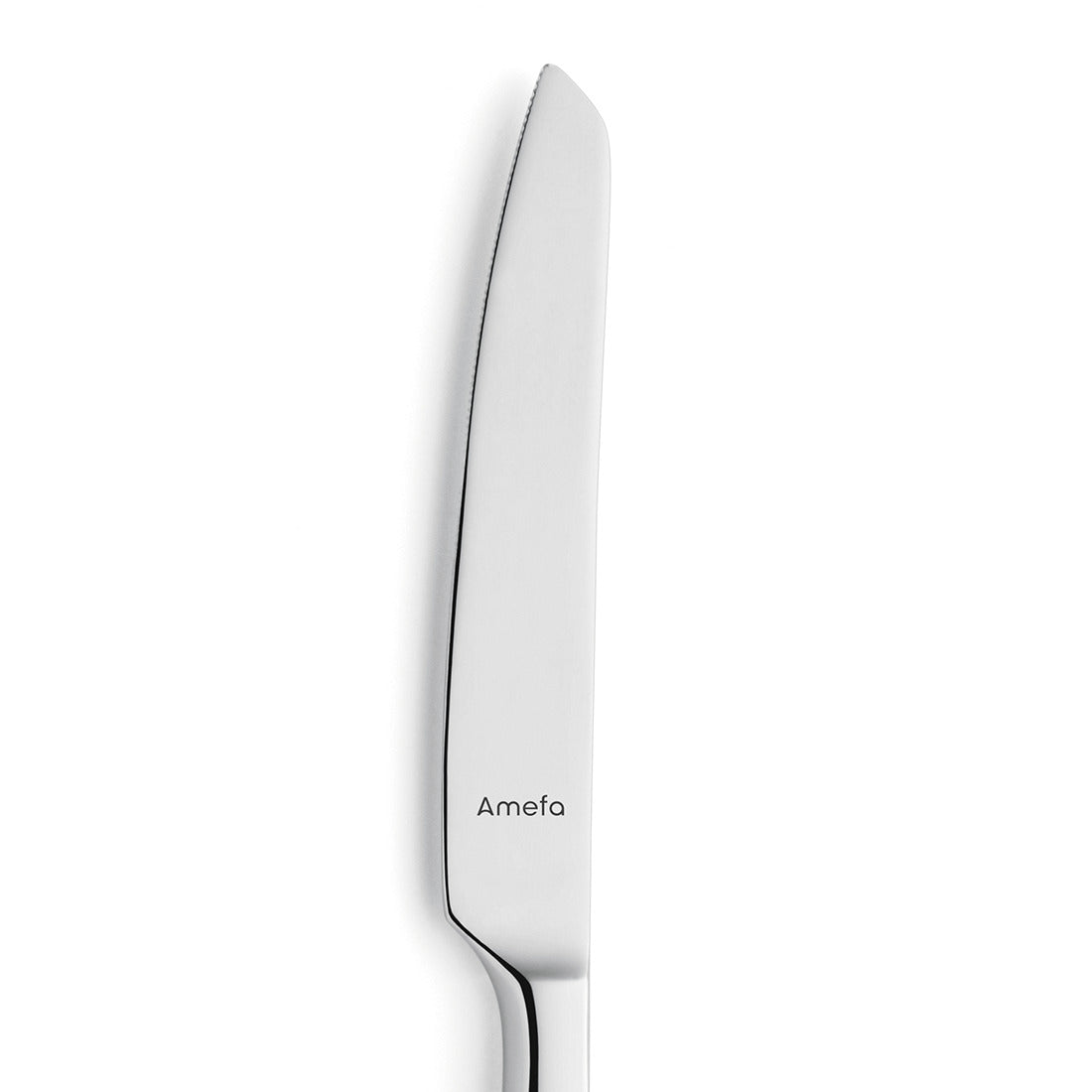 Silbernes Messer auf weißem Hintergrund.