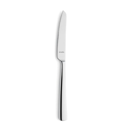 Silbernes Messer auf weißem Hintergrund.