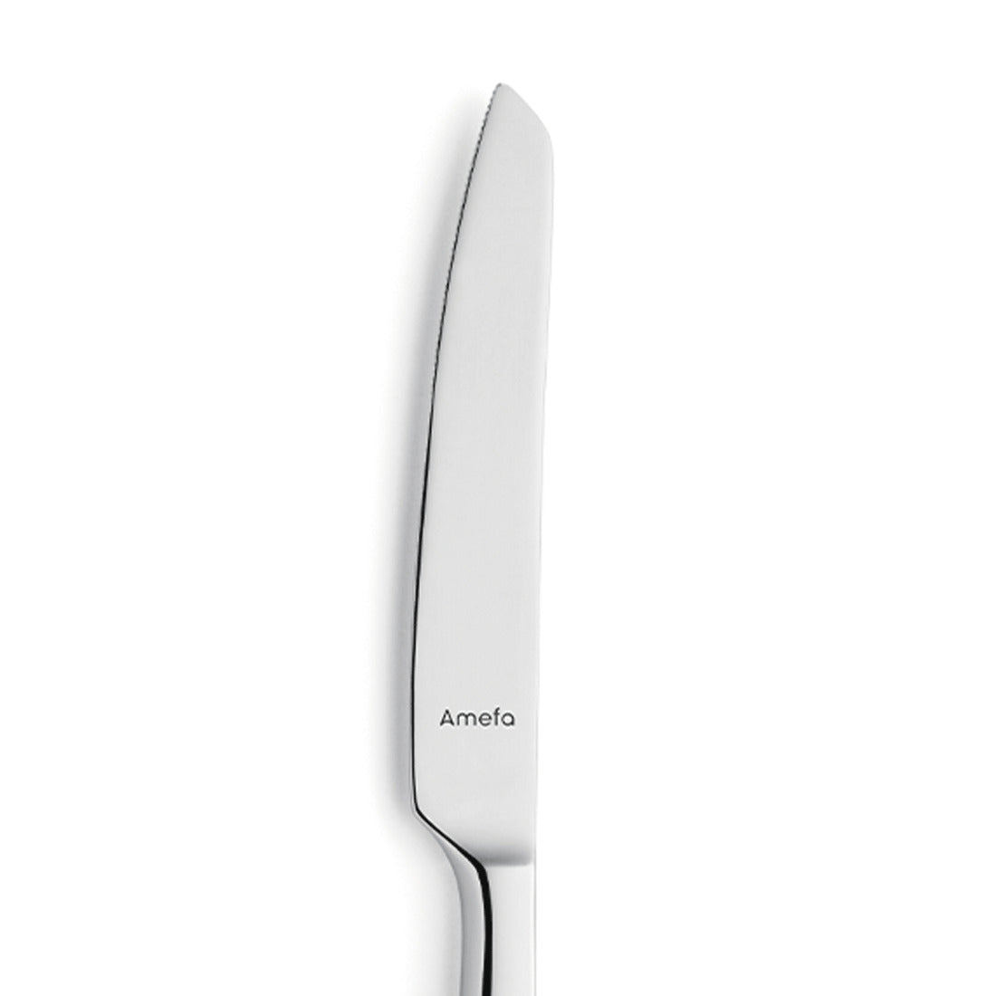 Silbernes Messer auf weißem Hintergrund.