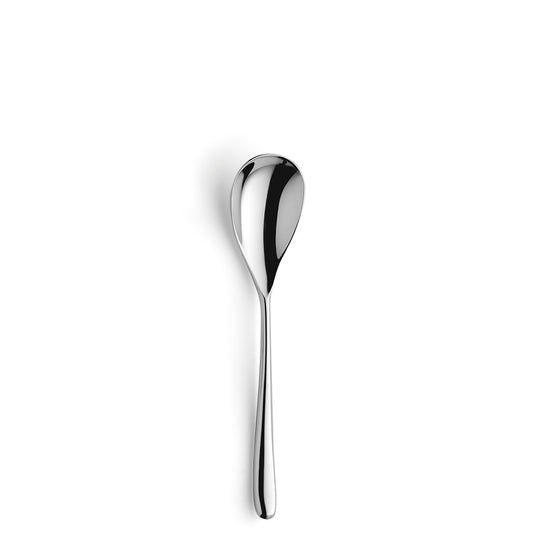 Silberner Löffel auf weißem Hintergrund.